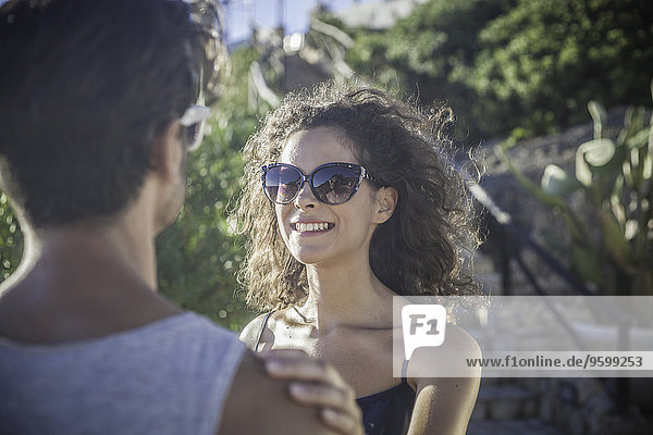 Paar im Sonnenlicht  Frau mit Sonnenbrille