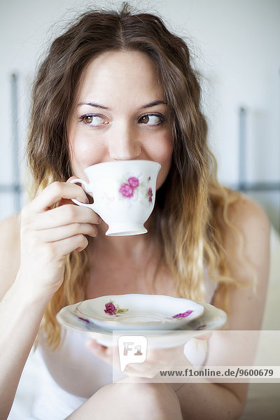 junge Frau junge Frauen Tasse Espressotasse trinken