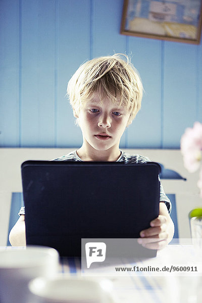 benutzen Junge - Person Tablet PC