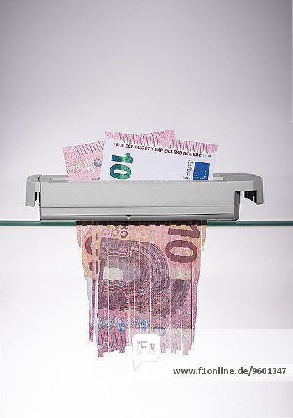 Zehn-Euro Geldscheine in Aktenvernichter