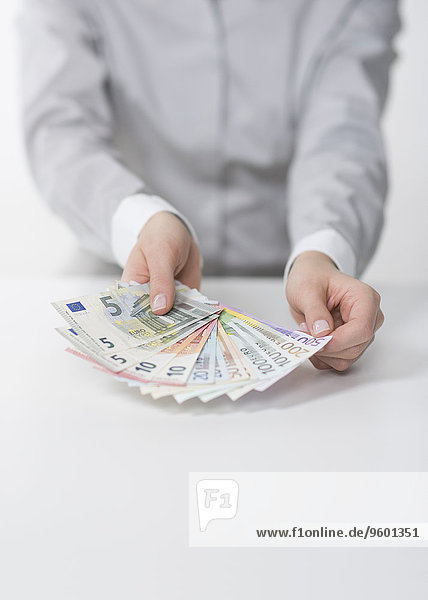 Gefächerte Euro Geldscheine in Frauenhand