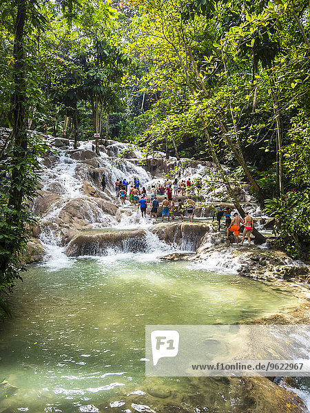 Jamaika,  Ocho Rios,  Touristen beim Baden in Dunn's River