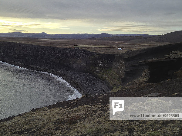 Island  Haelsvik  Blick auf die Steilküste bei Dämmerung
