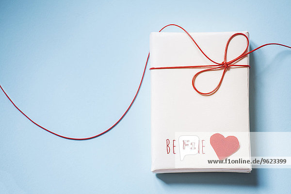 Valentinsgrußpaket mit rotem Herzen