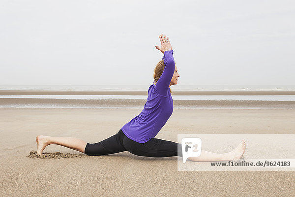 Belgien  Flandern  Frau beim Yoga am Strand