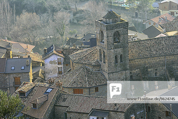 Spanien  Provinz Huesca  Boltanya  Stadtbild mit Kirche