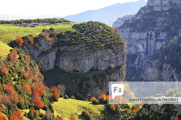 Spanien  Nationalpark Ordesa  Berglandschaft mit Schlucht