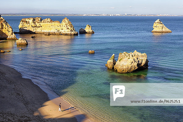 Portugal  Algarve  Touristen am Strand an der Atlantikküste