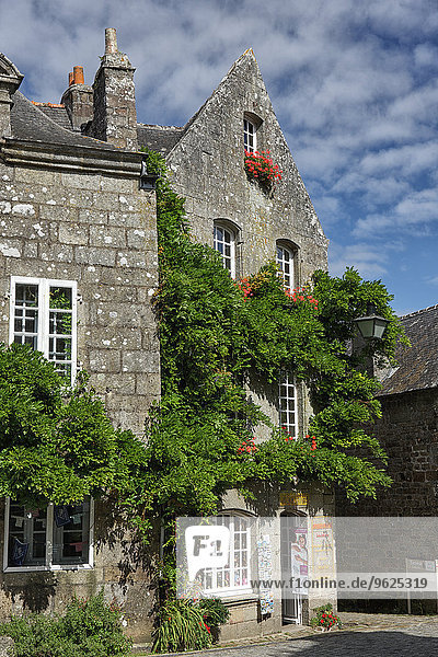 Frankreich  Bretagne  Locranan  Überwachsenes Gebäude