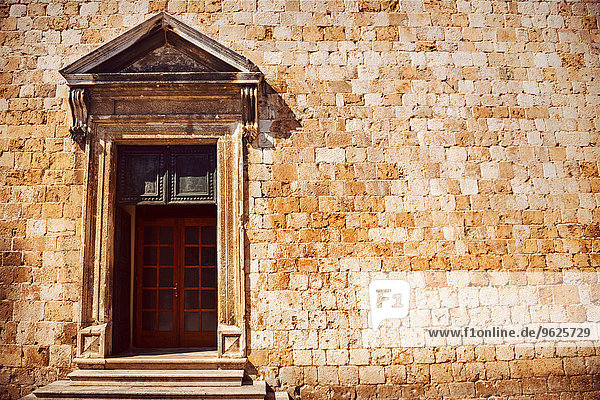 Kroatien  Dubrovnik  Eingangstür eines alten Gebäudes