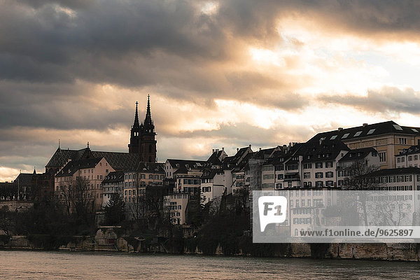 Schweiz  Basel  Blick von der Rheinbrücke auf die Stadt bei Abendlicht