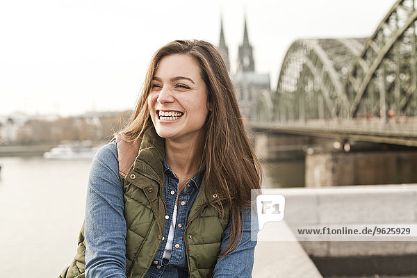 Deutschland  Köln  Porträt der lachenden jungen Frau