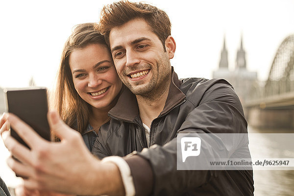 Deutschland  Köln  junges Paar  das sich selbstständig macht