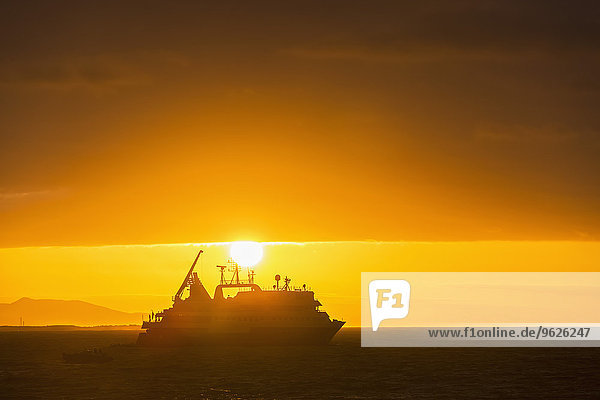 Pazifik,  Galapagosinseln,  Rabida,  Kreuzfahrtschiff bei Sonnenaufgang
