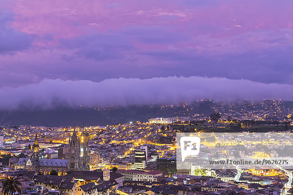 Ecuador,  Quito,  Stadtbild mit Basilika del Voto Nacional bei Sonnenuntergang
