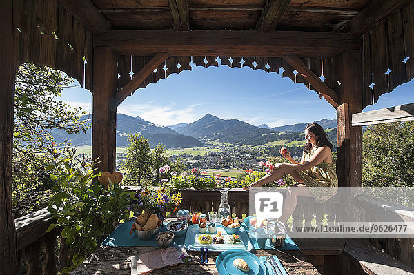 Österreich  Salzburger Land  Altenmarkt-Zauchense  gedeckter Frühstückstisch auf der Veranda des alten Bauernhauses