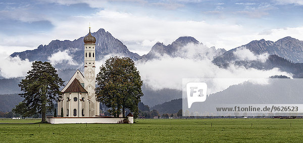 Deutschland  Bayern  Blick auf die Kolomanskirche vor dem Tannheimer Gebirge