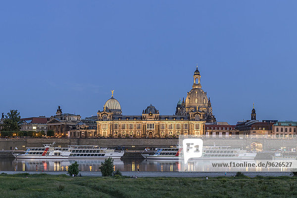 Deutschland  Sachsen  Dresden  beleuchtete Brühlsche Terrasse und Frauenkirche mit der Elbe im Vordergrund