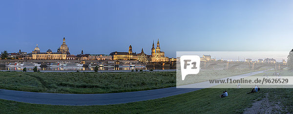 Deutschland  Sachsen  Dresden  Panorama der beleuchteten Altstadt mit der Elbe im Vordergrund bei Nacht