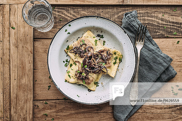 Gemüse-Ravioli in Butter gebraten mit gerösteten Zwiebeln