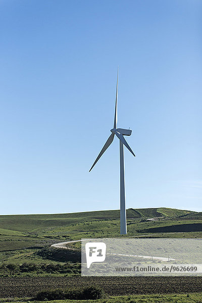 Spanien  Andalusien  Tarifa  Windkraftanlage auf einem Hügel
