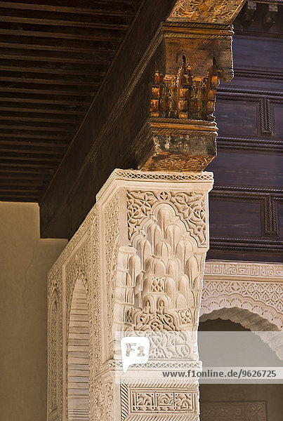 Marokko  Fes  Hotel Riad Fes  Deckenbalken und kunstvoller Stuck