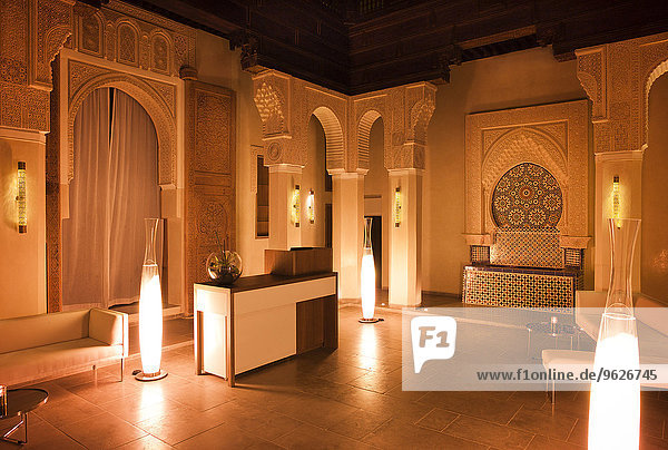 Marokko  Fes  Hotel Riad Fes  beleuchtete Lounge bei Nacht