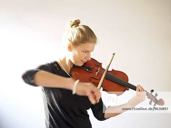 Junge Frau beim Geigenspiel