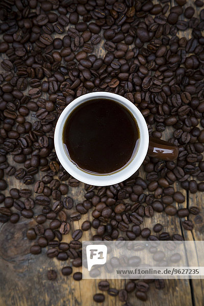Tasse schwarzer Kaffee und Kaffeebohnen