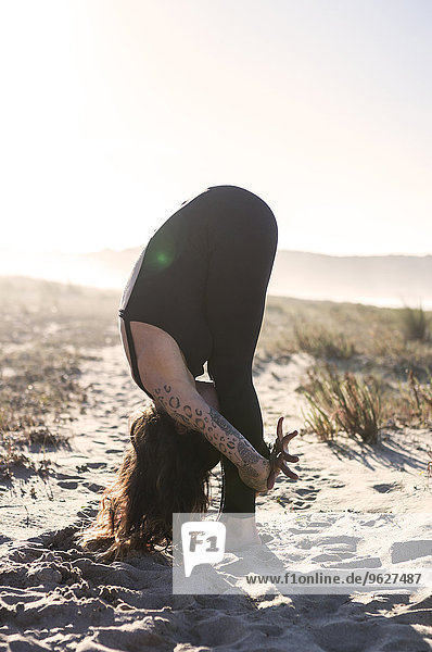 Spanien  Asturien  Aviles  Frau beim Yoga am Strand