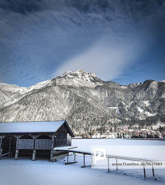 Österreich  Tirol  Achensee  Bootshaus im Winter
