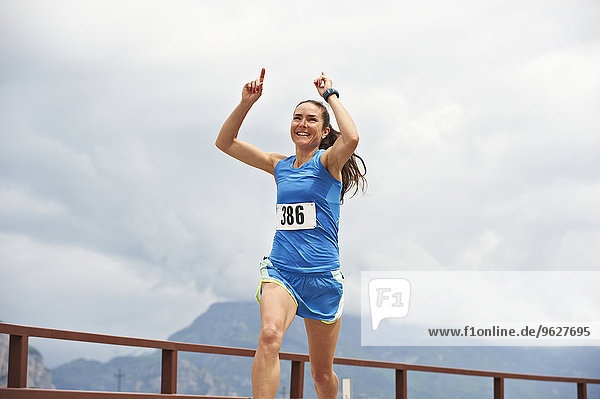 Italien  Trentino  Frau gewinnt Laufwettbewerb am Gardasee