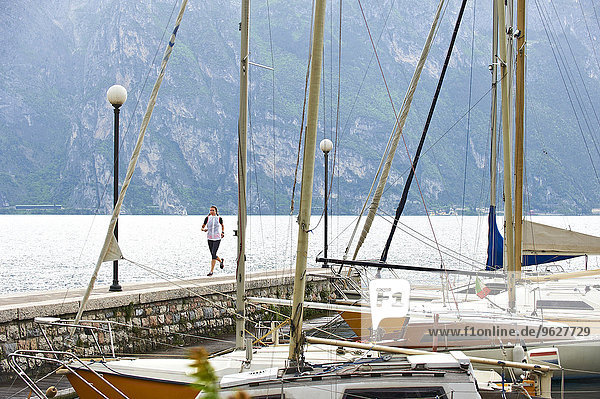 Italien  Trentino  Frau läuft am Gardasee