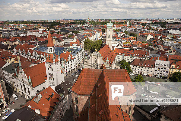 Deutschland  Bayern  München  Stadtbild mit Heilig-Geist-Kirche und altem Rathaus