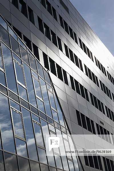 Deutschland  Düsseldorf  modernes Bürogebäude mit Wolkenreflexion an der Glasfassade