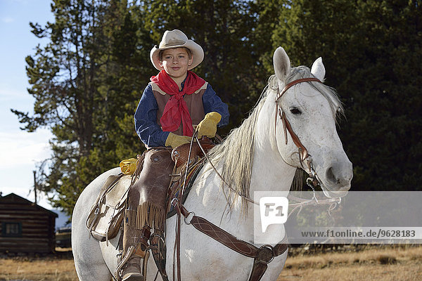 USA  Wyoming  Porträt des jungen Cowboys auf seinem Pferd