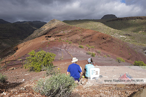Canary Islands  La Gomera  Alajero  couple taking a rest at hiking trail Sendero Quise