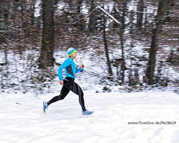 Germany  Baden-Wuerttemberg  Holzberg  man jogging in snow