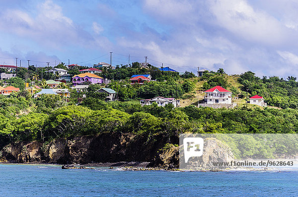 Karibik  Antillen  Kleine Antillen  Grenadinen  Mayreau  Blick auf Häuser am Meer