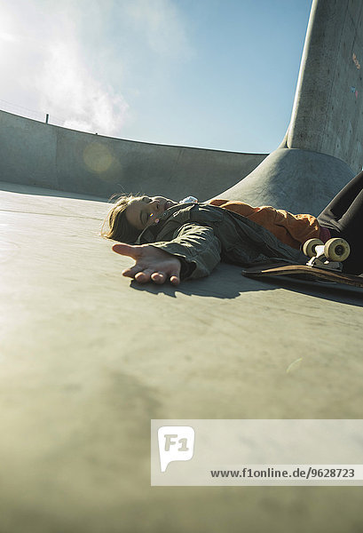 Teenagermädchen im Skatepark liegend
