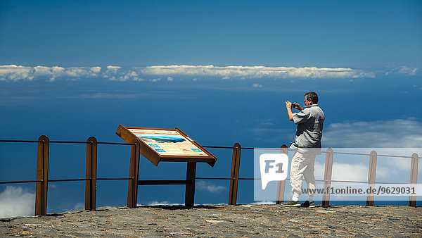 Spanien  Kanarische Inseln  Teneriffa  Mann beim Fotografieren am Aussichtspunkt Teide