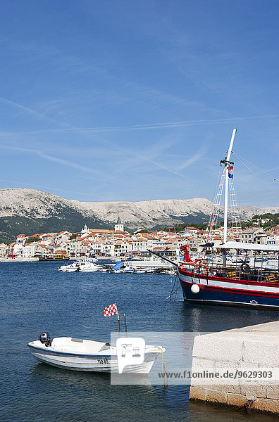 Kroatien  Kvarner Golf  Baska  Stadtbild mit Hafen