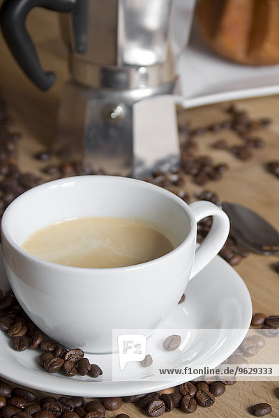 Tasse Kaffee  Espressodose und Kaffeebohnen