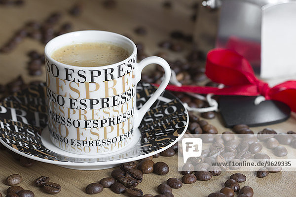 Espressotasse,  Espressodose und Kaffeebohnen