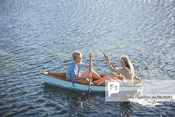 Junges Paar im Ruderboot auf einem See