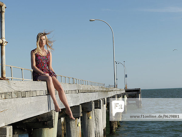 Junge Frau am luftigen Pier  Altona  Melbourne  Victoria  Australien