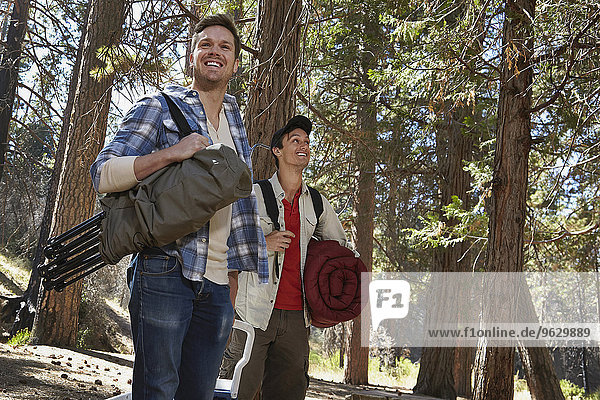 Zwei junge Männer mit Campingausrüstung im Wald  Los Angeles  Kalifornien  USA