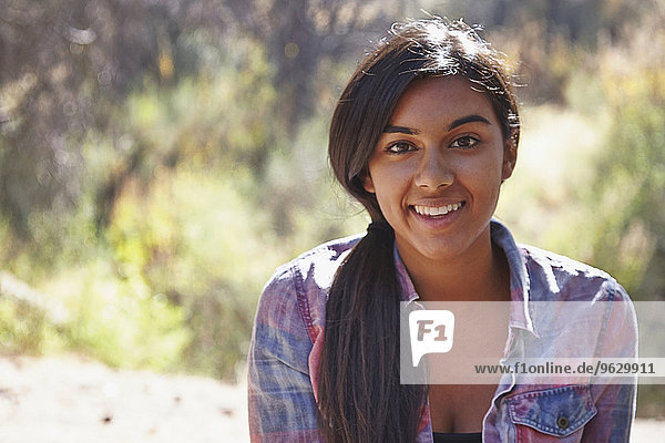 Porträt einer jungen Frau im Wald  Los Angeles  Kalifornien  USA