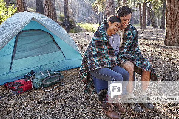 Junges Camping-Paar in Decke gehüllt im Wald  Los Angeles  Kalifornien  USA