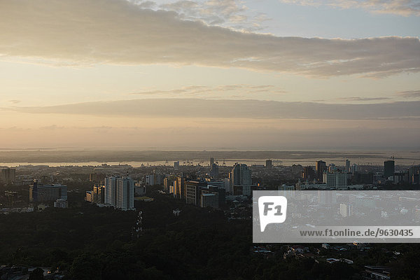 Stadtbild bei Sonnenuntergang  Cebu  Philippinen